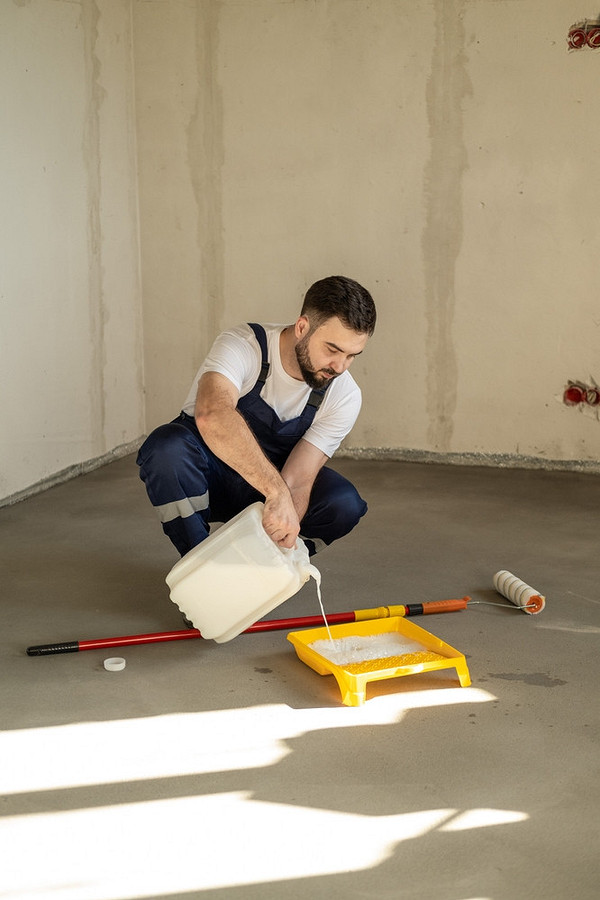 Как правильно красить потолок: пошаговая инструкция и полезные советы