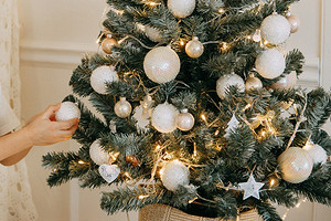 Как украсить елку на Новый год 2026: идеи декора и 44 фото для вдохновения