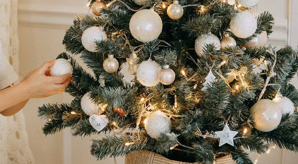 Как украсить елку на Новый год 2026: идеи декора и 44 фото для вдохновения