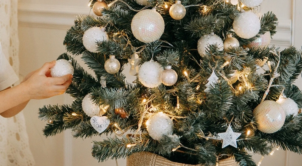 Как украсить елку на Новый год 2026: идеи декора и 44 фото для вдохновения