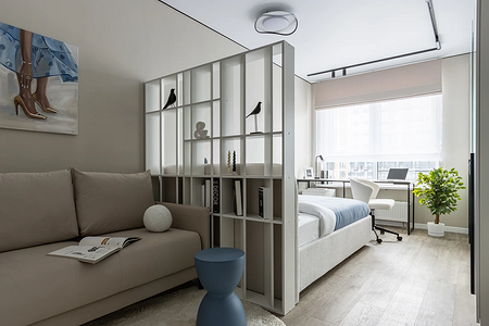 Что поставить на полки стеллажа? 7 идей из проектов дизайнеров