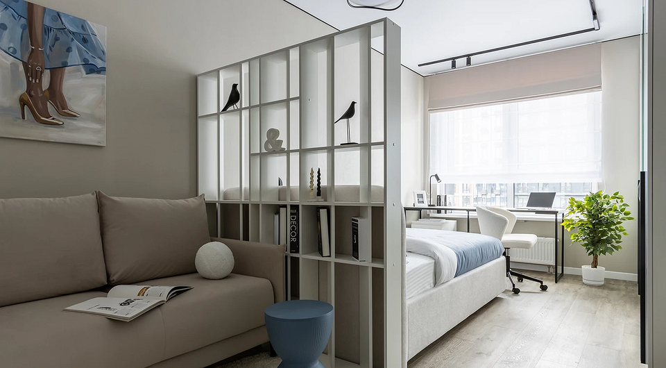 Что поставить на полки стеллажа? 7 идей из проектов дизайнеров