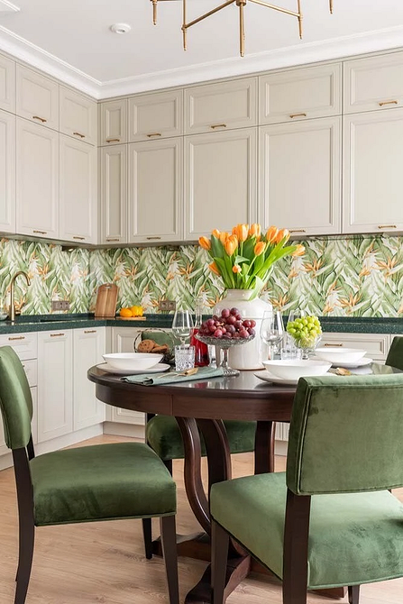 Обои на кухню-2026: подходящие материалы и цвета, тренды нового сезона (63 фото)