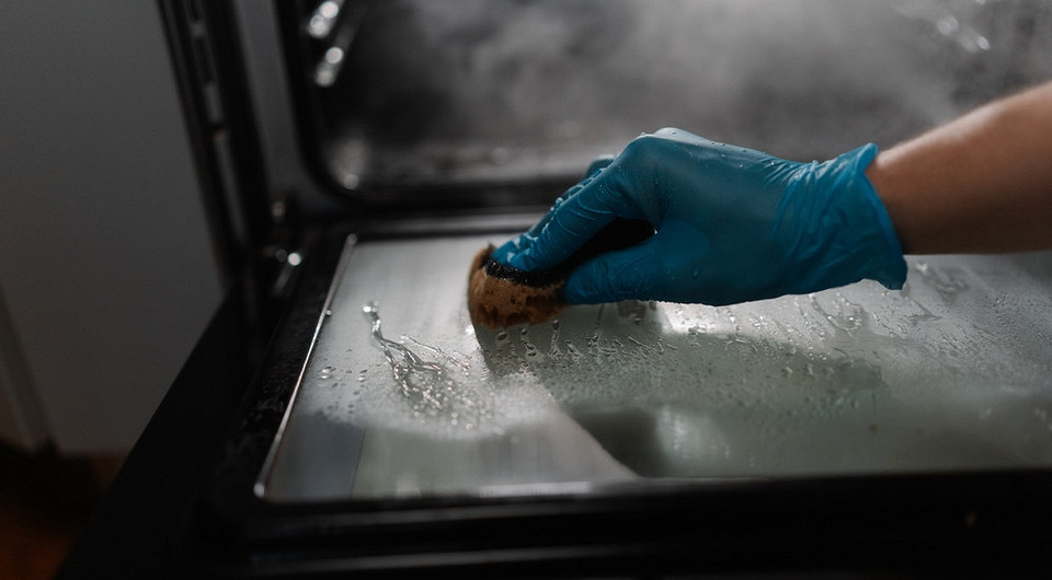 Как помыть стекло в духовке со всех сторон: средства и советы