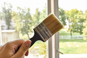 Как покрасить пластиковые окна: советы по выбору краски и пошаговая инструкция