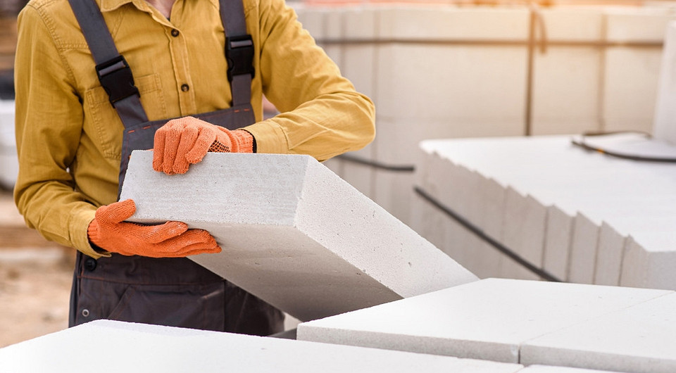 Что лучше: пеноблок или газоблок — сравниваем два популярных строительных материала Что лучше: пеноблок или газоблок — сравниваем два популярных строительных материала