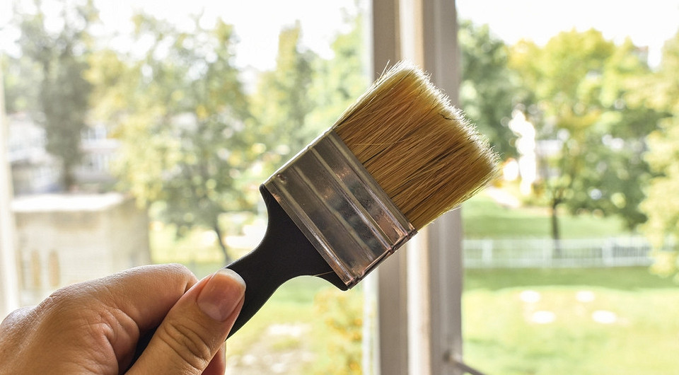 Как покрасить пластиковые окна: советы по выбору краски и пошаговая инструкция