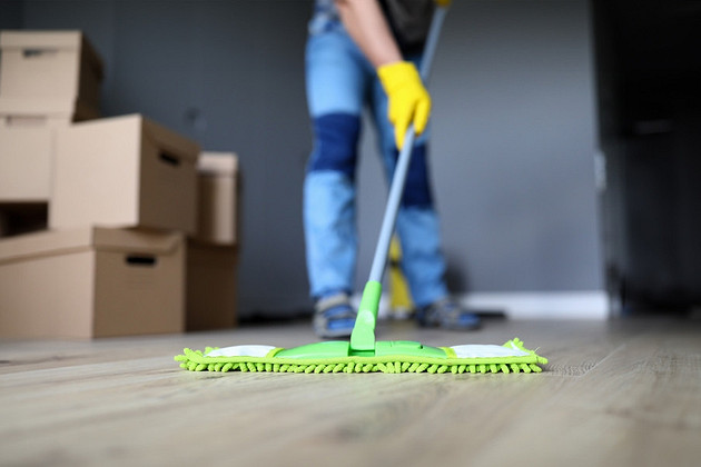 Чем отмыть пол после ремонта: советы по выбору средства и эффективной уборке