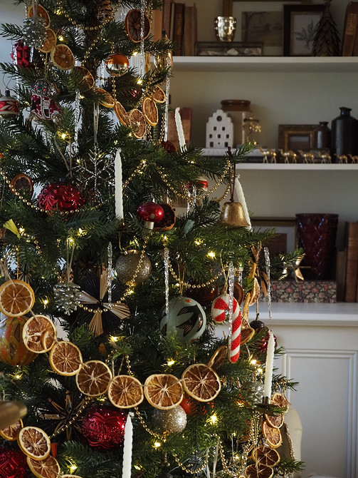 8 классных идей, чем заменить мишуру на елке