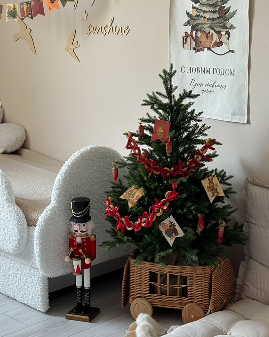 8 классных идей, чем заменить мишуру на елке