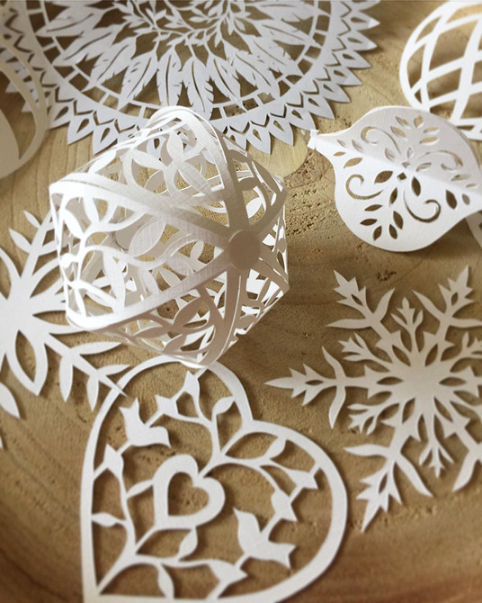 Вытынанки-2026: красивые идеи бумажного декора и готовые шаблоны (46 фото)