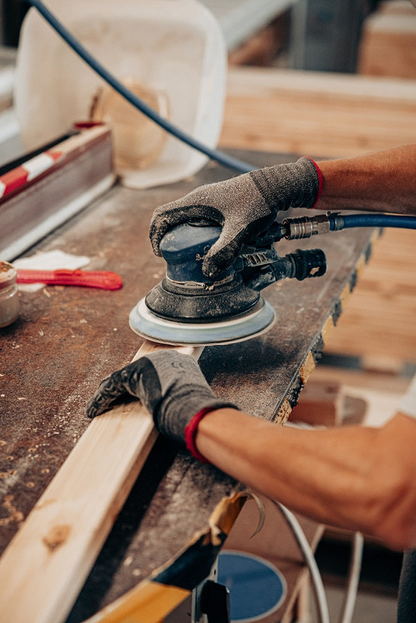 Как крепить балясины к ступеням, полу и перилам: выбор крепежа и пошаговая инструкция