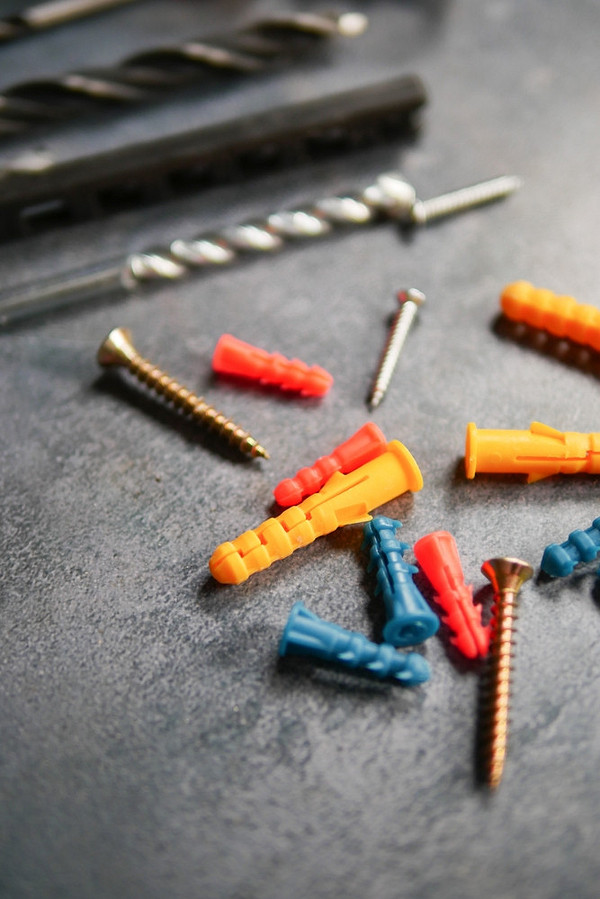 Как крепить балясины к ступеням, полу и перилам: выбор крепежа и пошаговая инструкция