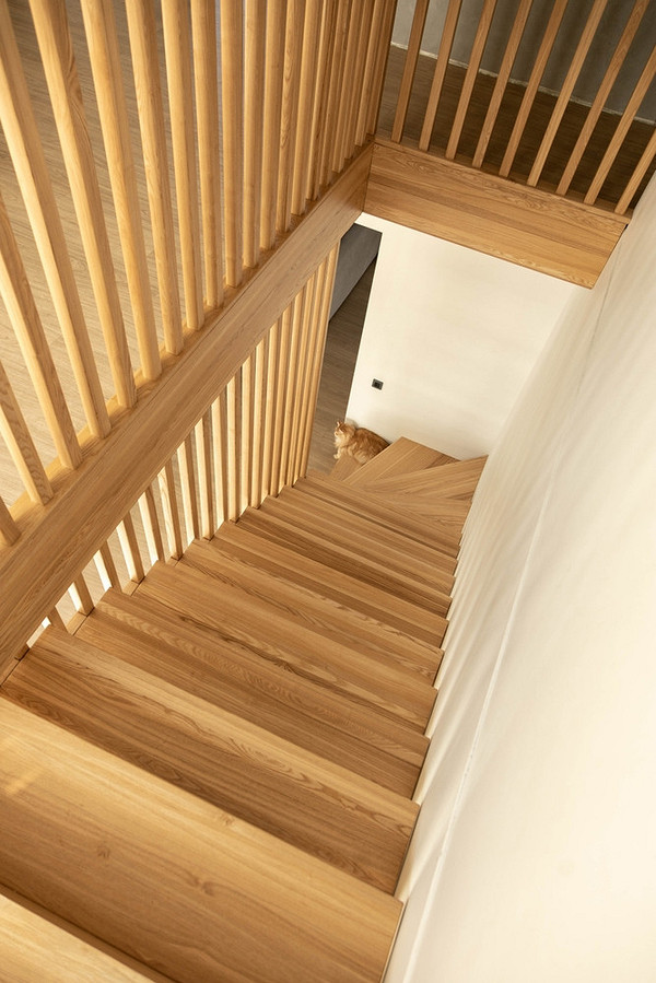 Как крепить балясины к ступеням, полу и перилам: выбор крепежа и пошаговая инструкция