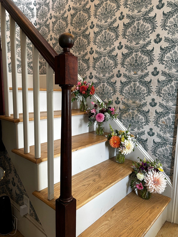 Как крепить балясины к ступеням, полу и перилам: выбор крепежа и пошаговая инструкция