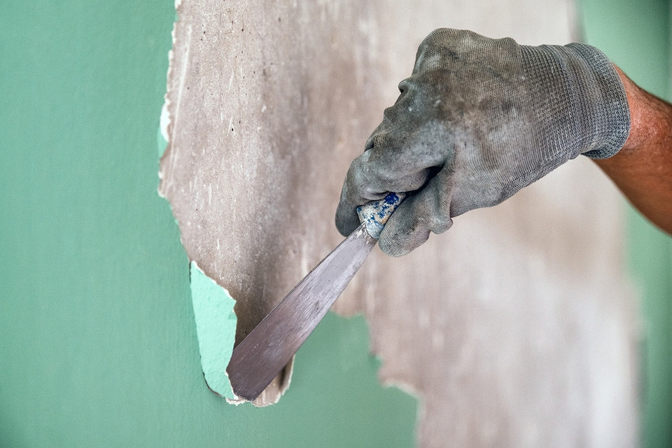 Как снять краску со стен: рабочие способы и важные советы
