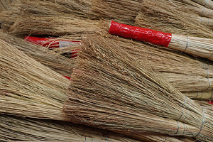 Из чего делают веники для подметания и как связать веник самому: советы и инструкция