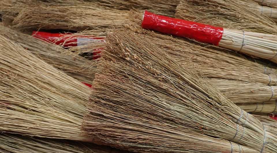 Из чего делают веники для подметания и как связать веник самому: советы и инструкция