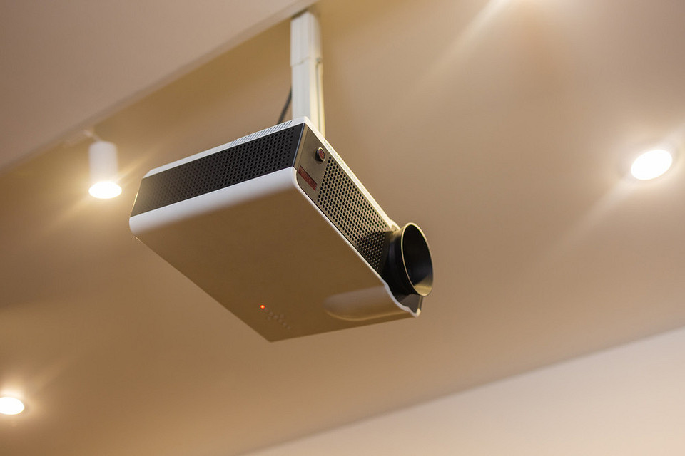 Как выбрать проектор: 6 критериев, советы и сравнение с телевизором