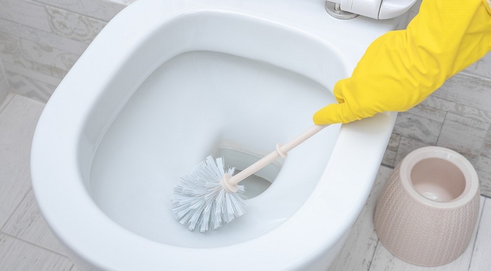 Чем отмыть желтый налет в унитазе: народные средства и бытовая химия, советы Чем отмыть желтый налет в унитазе: народные средства и бытовая химия, советы