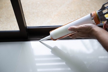 Как наносить герметик: выбираем состав и делаем ровный шов