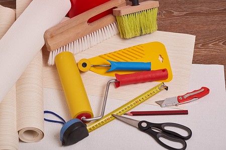 Чем подклеить обои, которые отклеились: выбираем клей и методы поклейки