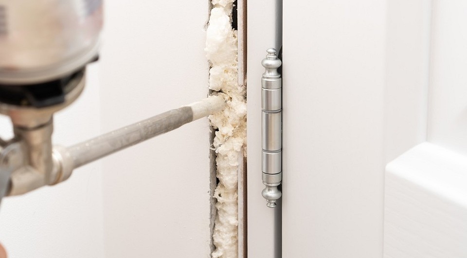 Чем удалить монтажную пену с рук, одежды и отделки: подходящие способы для каждого случая