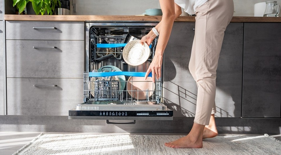 Налет на посуде после посудомоечной машины: 7 причин его появления и что с этим делать