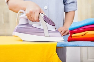 Как убрать пятно от утюга на ткани: 13 работающих способов