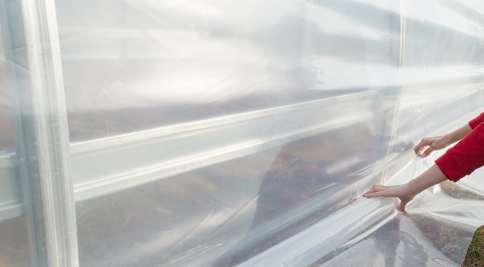 Как крепить пленку на теплицу: 6 способов фиксации