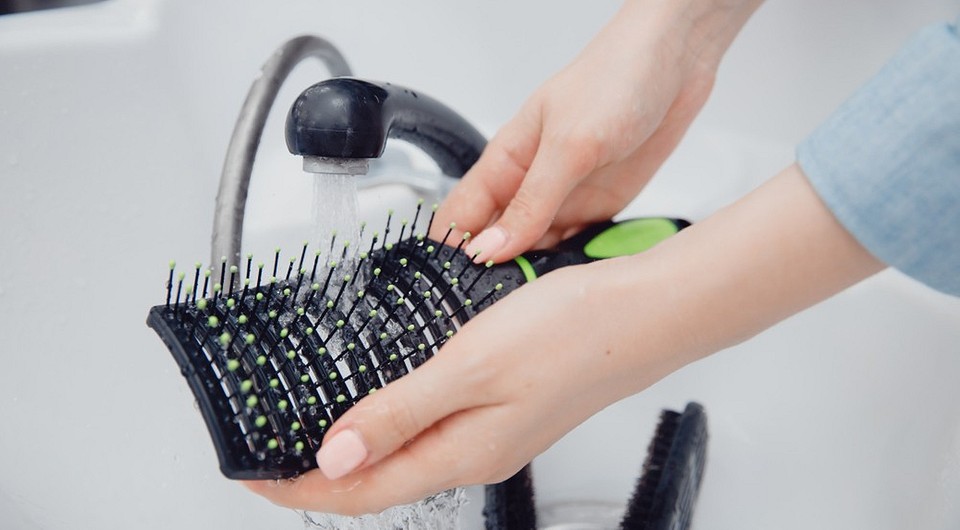 Как почистить расческу для волос: 5 доступных средств и советы для разных видов расчесок