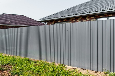 Как сделать забор из профлиста: схема, подсказки и порядок выполнения работ