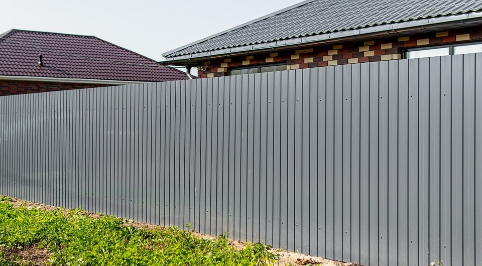 Как сделать забор из профлиста: схема, подсказки и порядок выполнения работ Как сделать забор из профлиста: схема, подсказки и порядок выполнения работ