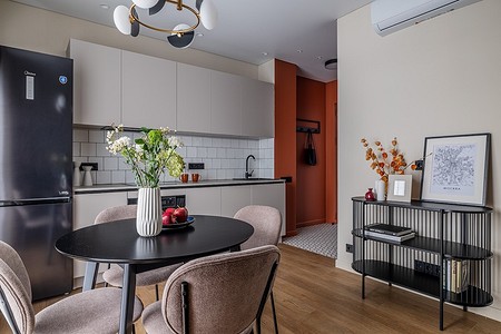 Яркая прихожая и продуманная планировка: однушка 41 кв. м с кухней-гостиной, спальней и гардеробной