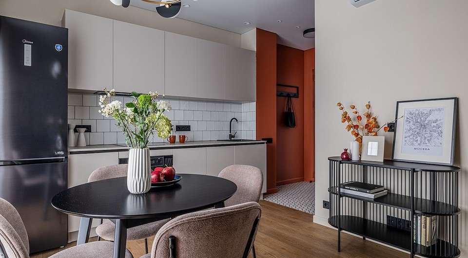 Яркая прихожая и продуманная планировка: однушка 41 кв. м с кухней-гостиной, спальней и гардеробной