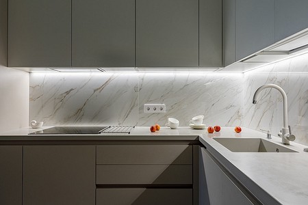 Как сделать подсветку на кухне под шкафчиками: инструкции для LED-ленты и накладных светильников