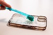 Как отмыть силиконовый чехол от грязи и желтизны: 12 средств