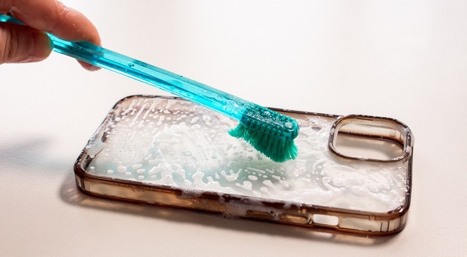 Как отмыть силиконовый чехол от грязи и желтизны: 12 средств