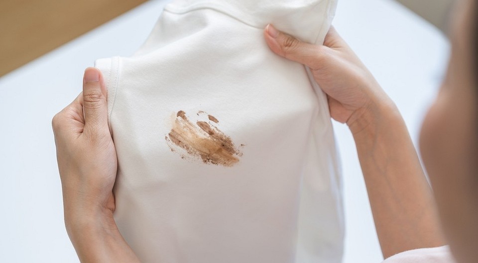 Чем отстирать тональный крем: подборка эффективных средств и важные советы