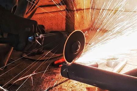 Как отрезать трубу болгаркой: доступные методы