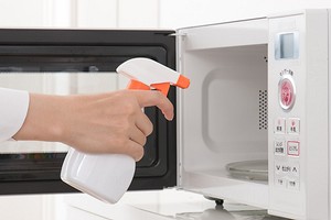 Как отмыть грязную микроволновку: средства, запрещенные методы и важные советы