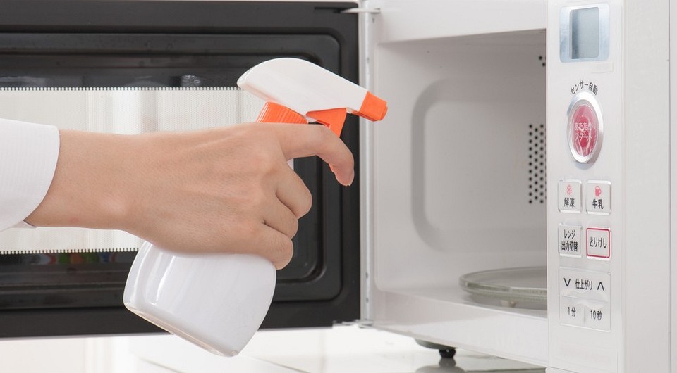 Как отмыть грязную микроволновку: средства, запрещенные методы и важные советы