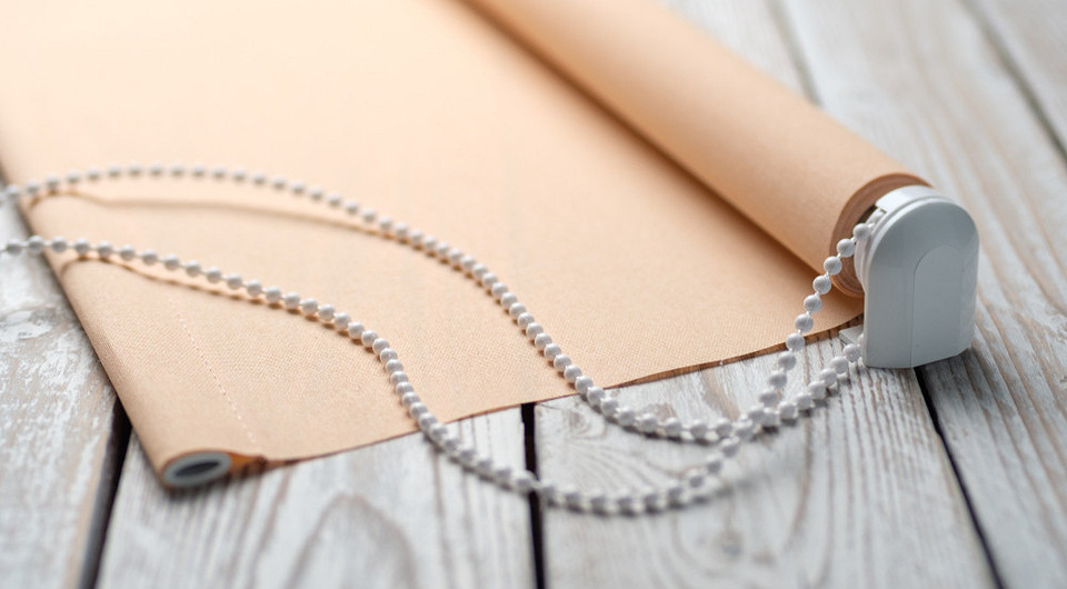 Как постирать рулонные шторы в домашних условиях: советы, которые их не испортят