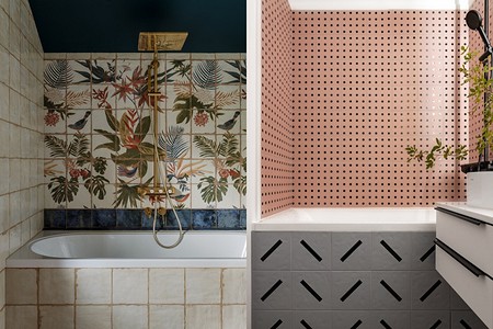 Как оформить стену над ванной? 6 красивых идей из дизайнерских проектов