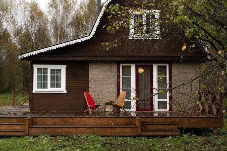 Чем покрасить старый дом: выбор краски для деревянных и оштукатуренных стен, советы по нанесению