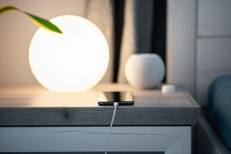 Мешают спать и захламляют комнату: 8 вещей, которые нельзя хранить в спальне