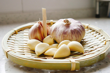 Как чистить чеснок: 6 простых способов быстро почистить много головок