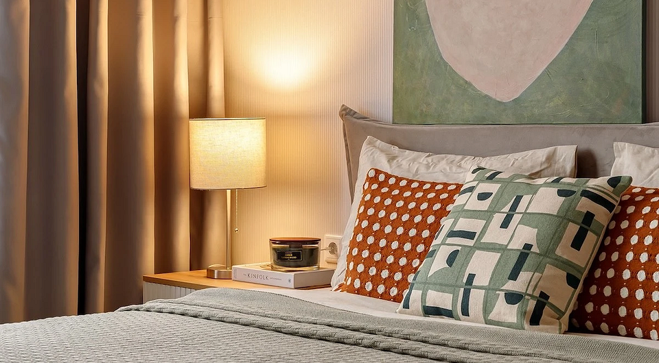 Для осенних вечеров: 8 способов добавить света в интерьер