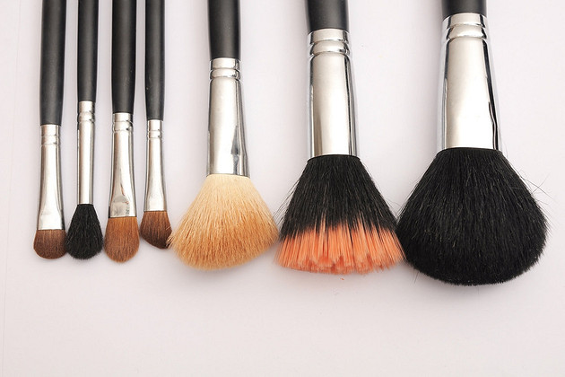 Как мыть кисти для макияжа: как часто, чем мыть и какие ошибки нельзя совершать