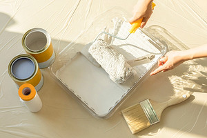 Чем отмыть водоэмульсионную краску: инструкции для разных материалов